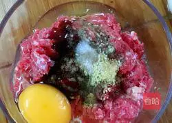 Illustration of how to make beef burgers 3