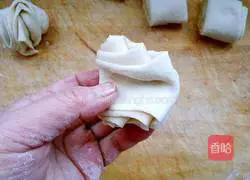 Illustration of making large flower rolls 8