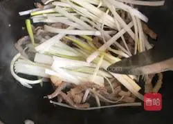 Illustration of how to make spring rolls with onion and shredded pork 4