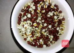 Illustration of how to make longan, red bean and barley porridge 1