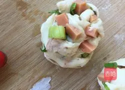 Illustration of how to make scallion and ham rolls 11