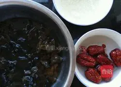  Illustration of how to make fungus and red date porridge 1