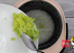 Fresh baby cabbage and shrimp porridge with low fat and easy digestion for 10-month-old babies [Xiaolu Youxian] Illustration of how to do it 7