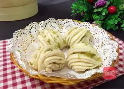 Illustration of how to make onion-flavored flower rolls 16