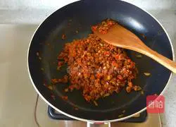 Illustration of how to make classic Italian spaghetti bolognese 9