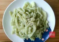 Illustration of how to make cold noodles with diced beans and pork 8