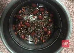 Illustration of how to make black rice and red date porridge 5