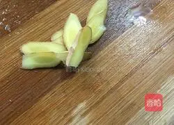 Illustration of how to make black pepper beef fillet rice noodles 3