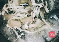 Illustration of how to make nutritious fresh mushroom soup rice noodles 7