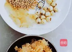 Tremella, lotus seeds and lilies Illustration of how to make wheat kernel, red dates and snow pear porridge 1