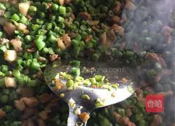 Illustration of how to make braised rice with diced beans and pork in a long vat 10