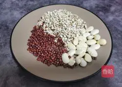 Illustration of how to make red bean, barley and kidney bean soup (strengthening the spleen and removing dampness) 1