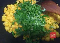 Illustration of how to make fried steamed buns 8