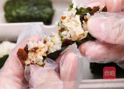 Perilla Illustration of how to make small rice balls with dried plums 4