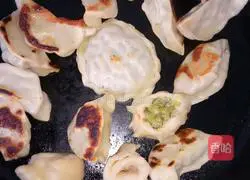 Illustration of how to make celery pot stickers 3