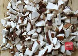 Illustration of how to make rice noodles with mushroom and soybean sauce 3