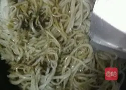 Illustration of how to make fried rice noodles with beef and green pepper 3