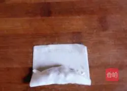 Illustration of how to make three fresh pickles spring rolls 3