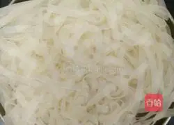Illustration of how to make Cantonese rice noodles 1