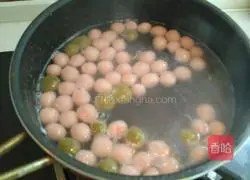 Illustration of how to make small Lantern Festival with red bean paste, fruit and vegetable juice 2