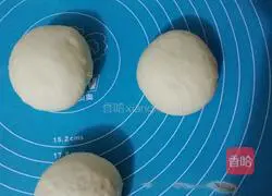 Illustration of making hamburger dough 6