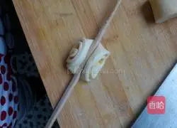 Illustration of how to make flower rolls 7