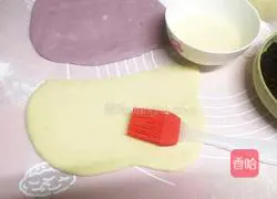 Illustration of how to make two-color flower rolls (Oreo flavor) 13