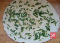 Illustration of how to make onion-flavored flower rolls 3