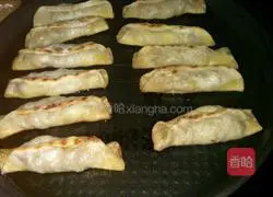 Illustration of how to make celery and meat pot stickers 9