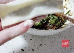 Illustration of how to make leek and meat pot stickers 5