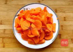 Illustration of how to make carrot flower rolls 2