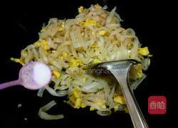 Illustration of how to make fried rice noodles with eggs 5