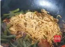 Illustration of how to make braised beans and noodles 8