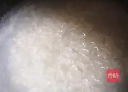 Illustration of how to make seaweed and egg drop porridge 1