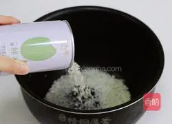 Illustration of how to make broccoli and sesame rice balls 2