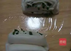 Illustration of how to make scallion rolls 7