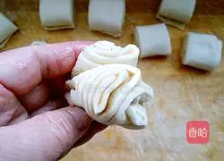 Illustration of how to make large flower rolls 9