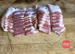 Illustration of how to make bacon braised noodles 1