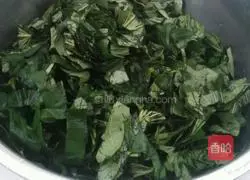 Illustration of how to make sweet potato leaf steamed buns 1