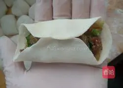 Illustration of how to make pot stickers with winter melon stuffing 8