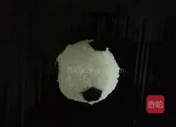 Illustration of how to make football rice balls 5
