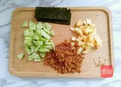 Illustration of how to make meat floss triangle rice balls 5