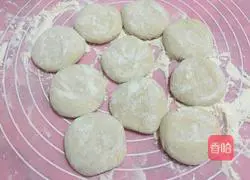 Illustration of how to make single-bread rolls 4