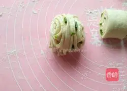 Illustration of how to make green onion rolls 14