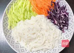 Illustration of how to make vegetable rice noodles mixed with fried sauce 11