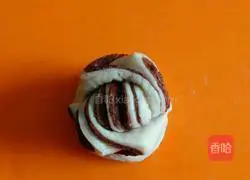 Illustration of how to make two-color flower rolls 17