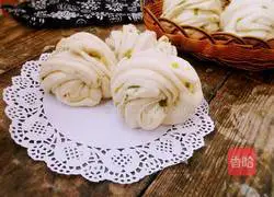 Illustration of how to make scallion rolls 14