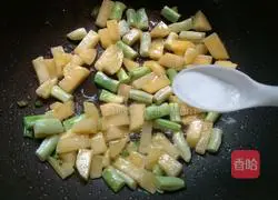 Illustration of how to make stewed rice with potatoes and beans 6