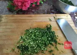 Illustration of how to make scallops, three fresh chives box 8