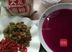 Illustration of how to make wolfberry raisin cake 1